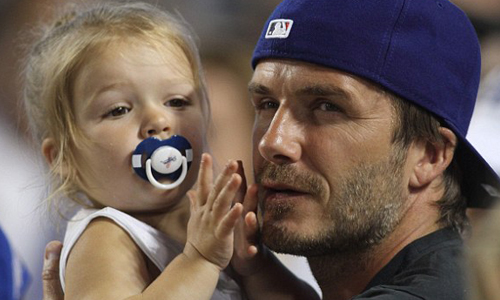 妞快報：哈波都四歲了還在吸奶嘴？最帥星爸被批，怒回：「你們沒資格批評我怎麼當父母！」 貝克漢、女兒、哈波、奶嘴、批評、大怒、回應、妞快報