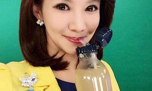 妞快報：颱風過境美女主播喝濁水？ 網友質疑造假神回：「有大地的味道」 主播、東森、簡立喆、濁水、神回、網友、妞快報