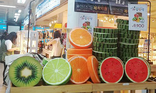 一屁股坐在西瓜上？！韓國擬真度超高的「新鮮水果墊」大熱賣 韓國、水果墊、流行、坐墊、可愛