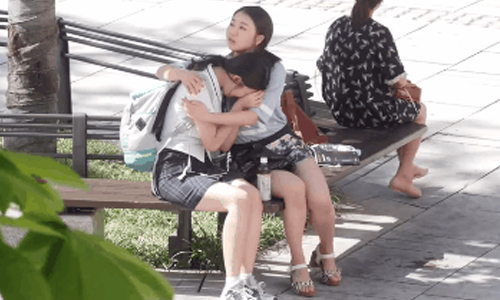 「你會給她一個擁抱嗎？」韓國街頭測驗讓人眼眶紅紅 擁抱、人性考驗、隨機、反應、洋蔥、安慰、人情味、韓國