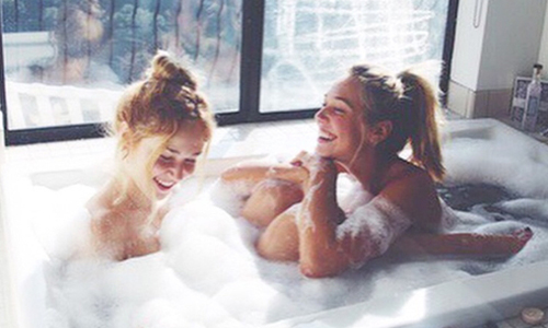 老是三句不離「我男人」？身旁姊妹陷入熱戀會發生的5種情形 閃光、戀愛、放閃、墨鏡、稱號