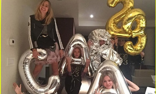 Cara人緣有多好？看多少人幫她慶生就知道！ 卡拉迪樂芬妮、Cara Delevingne、Cara、人緣、姐妹花