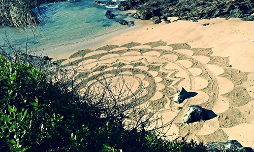 沙灘上出現的神祕圖騰！保存期限只有1天的驚人藝術創作 Chloe Dickey、澳大利亞、新南威爾斯州、沙灘、沙