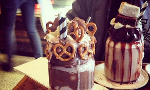 [友站新聞] 澳洲被稱為歷代最強的「惡魔飲料」，想來一杯嗎？ Pikicast玩翻世界、惡魔飲料、澳洲、坎培拉、奶昔