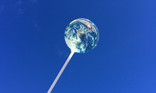 將地球的天空與海洋盡收眼底！日本絕美宇宙扇子糖引網友熱議 宇宙糖、飴細工、アメシン、アースキャンディ、地球、月亮、宇宙