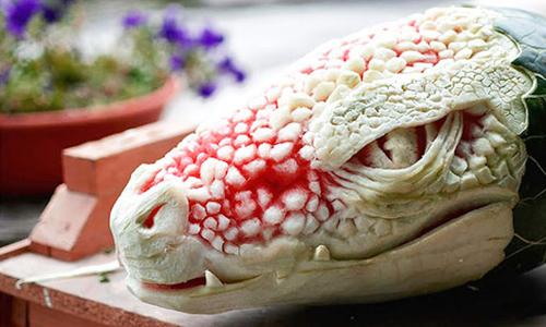 大人都說不可以玩食物！藝術家巧手將＿＿變猛獸？ 西瓜、雕刻、泰國、皇室、裝飾