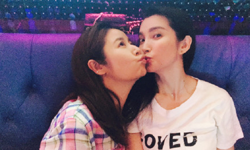 妞快報：女神嘴對嘴玩親親！林心如、李冰冰聚會吐舌搞怪萌翻網友 李冰冰、林心如、范冰冰、任泉、好友、閨蜜、親親、朋友、還珠格格、女神