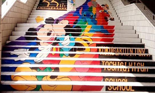 在黑板上畫畫早落伍了好嗎！日本學生的新風潮居然是畫…… 黑板藝術、階段アート、藝術、塗鴉、驚人、巧思、階梯藝術