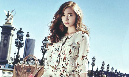 秀有logo的名牌物品最好別帶！5個時尚出遊也該特別注意的地方是… 愛玩妞、時尚、旅遊、注意、名牌、配件、高跟鞋、LOGO、國旗、暴露、衣服