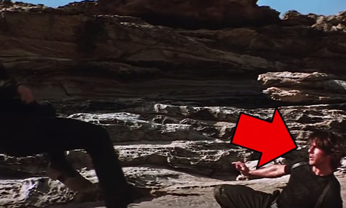 真的不小心給他踢下去！電影中印象深刻的10個即興演出  Screen Rant、10 Movie Bloopers That Made It To The Final Cut、即興表演、即興演出、幕後