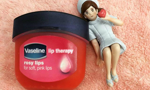 卡哇伊的粉紅色加上超迷你size！新版凡士林讓人少女心大動 凡士林、迷你版、迷你size、護唇膏、唇部保養