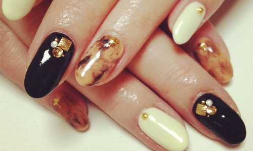 秋冬是「黑色」出場的好時機！20款黑色系指甲彩繪搭配指南 指甲、指彩、指甲油、指甲彩繪、美甲