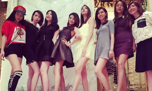 妞快報：安以軒深V爆乳歡慶35歲！邀眾閨蜜賭城開趴大露美腿 安以軒、生日、慶生、安鈞璨、閨蜜