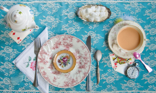 《愛麗絲夢遊仙境》午茶餐點長這樣！攝影師重現經典名著桌上風景 Dinah Fired、攝影、名著、小說、餐桌
