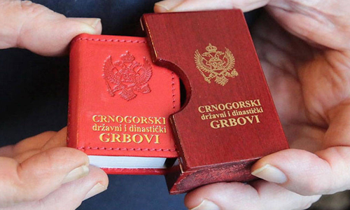 世界上最迷你書籍在他手上！微型小書收藏家的驚人藝術品 Jozsef Tari、迷你書、匈牙利、收藏、微型