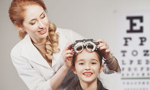 [友站新聞] 老花眼患者年齡層越來越年輕，肖年人該如何自測&預防 Pikicast玩翻世界、老花眼、眼部疲勞、老化現象、健康、紫外線、輻射