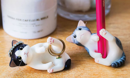 撒嬌貓咪幫你拿筆囉！喵星人翻肚變身桌上小幫手 貓咪、貓奴、喵星人、貓部、Felissimo、筆架