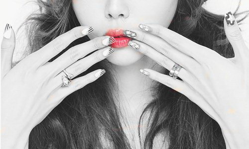 加入一點點灰，秋冬穿搭瞬間變時髦！10款超好看灰感指彩pick up 指甲油、指彩、灰色、灰感、秋冬彩妝、秋冬、穿搭、時髦、時尚、流行、妞新品、化妝品、美妝品、英國、英倫、精品、潮流、Alexa Chung、日系、日本、米灰、裸色、米色、紫色、藍色、灰藍