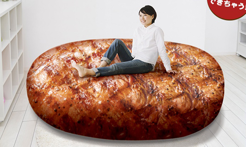 想在美食上睡覺的人有福啦！巨大牛排造型懶骨頭達成你的願望 睡袋、懶骨頭、黃金炸雞睡袋、超巨大熟成牛排懶骨頭、日本