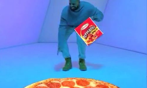 天王帥氣舞步秒變披薩小弟！德瑞克新歌MV被粉絲瘋狂惡搞 Drake、德瑞克、MV、惡搞、Hotline Bling