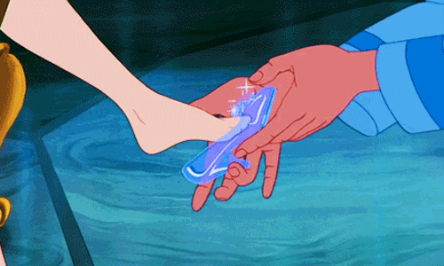 寧可磨破腳跟也不放棄穿高跟鞋？細數那些愛美不惜付出的慘痛代價 代價、愛美、高跟鞋、高腰褲、變天、天氣、感冒、短褲、短袖、集中托高、勒痕、破皮、爆乳、隱形眼鏡、火眼金睛、小腹