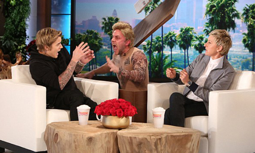 嚇得小賈斯汀內褲都跑出來見客啦！《艾倫秀》超爆笑不負責任嚇人實錄 艾倫狄珍妮、Ellen Degeneres、The Ellen DeGeneres Show、艾倫秀、嚇人、史嘉蕾喬韓森、Scarlett Johansson、小賈斯汀、Justin Bieber、賽琳娜戈梅茲、Selena Gomez、傑克葛倫霍、Jake Gyllenhaal、吉米法倫、Jimmy Fallon、Ellen Show