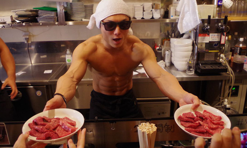 重口味肉食女的福利time！「肌肉男燒肉店」極品六塊肌、二頭肌任妳選  愛玩妞、日本、東京、燒肉店、肌肉男