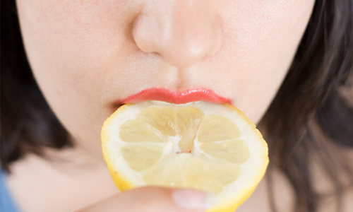 你只知道喝檸檬水可以美白嗎？好處多多的檸檬水喝法大公開 檸檬水、檸檬、喝法、正確、美白