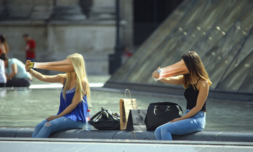 比起眼前的偶像我更愛螢幕裡的那個！當人們低頭低到臉和螢幕黏在一起…… 低頭族、智慧型手機、平板、成癮、超現實、 Antoine Geiger、藝術