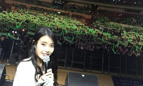 妞快報：國民妹妹最近禍不單行？IU上海開唱慘遭粉絲水瓶砸中臉 IU、國民妹妹、新專輯、CHAT-SHIRE、上海