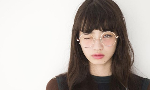 自己戴就會窘變哈利波特？圓框眼鏡的3種時尚搭法讓你造型不再出錯 圓框眼鏡、穿搭、時尚、貝蕾帽、髮帶、包頭、知性、文青