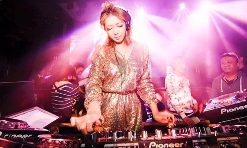 妞快報：Makiyo爆乳騷舞返歌壇 遭網友慘批：「感覺一個宿醉的人在跳舞。﻿」 妞快報、Makiyo、爆乳、騷舞、歌壇、網友、慘批、宿醉」