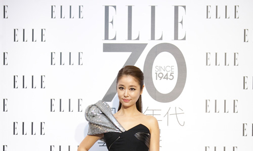 [友站新聞]  ELLE 創立 70週年 ELLE風格年代藝術展 『她.就是思想』 7件經典黑色洋裝 7個年代經典封面 7組藝術家作品 反映年代精神 林心如演繹80年代龐克搖滾 經典再現 全球、時尚、ELLE、雜誌、70年