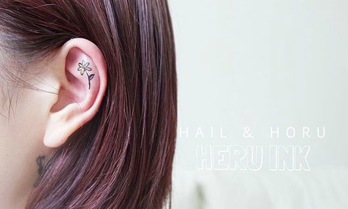 刺上一朵花在耳上吧！文青女孩的極簡風藝術刺青 刺青、韓國、花草、符號、文青