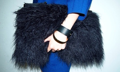 你手上抱著的是狗還是包包？風靡日本的「毛毛手拿包」特蒐 包包、手拿包、包款、毛毛、日本、流行、毛毛手拿包