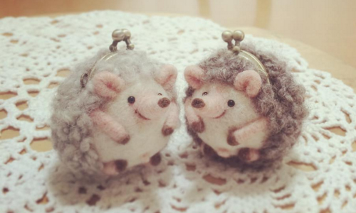 一手掌握軟綿的小刺蝟！裝在口袋帶著走的動物造型羊毛氈口金包 inoya_zacca、伊の屋、instagram、羊毛氈、日本、零錢包、口金包、日本羊毛氈、動物造型口金包、SNS、手作