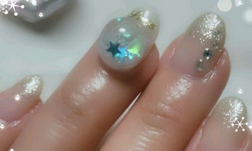 連聖誕雪球都登上指尖了！挑戰常人接受度的「雪花球指彩」 指甲、指彩、指甲油、指甲彩繪、美甲