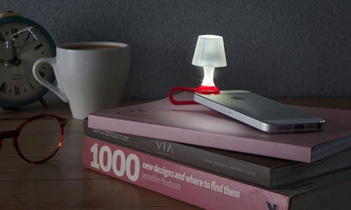 手機除了當手電筒還能這樣用！神奇小道具讓手機一秒變小夜燈 小夜燈、手電筒、Luma、護眼、道具   