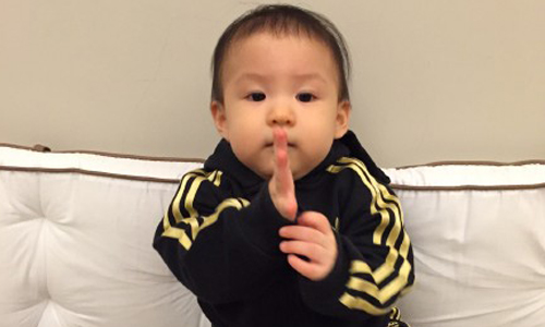 妞快報：張震9個月大胖皮愛女首度曝光！呆萌打坐架式十足 妞快報、張震、胖皮、愛女、曝光