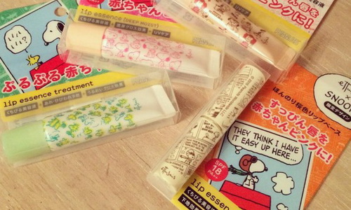 史努比、糊塗塌客住進你的化妝包啦！本週必看的美妝重點消息還有... 美妝週記、史奴比、史努比、Snoopy、Charlie Brown、查理布朗、糊塗塌客、Woodstock、日系、春妝、2016春妝、2016春夏彩妝、專櫃、專櫃彩妝、化妝品、美妝品、新品、化妝、上妝、開架、開架彩妝、唇膏、口紅、護唇膏、護唇產品、護唇精華、護唇、可愛、聯名商品、限量、底妝、粉底、粉底液、粉底精華、ZA、BB、Bobbi Brown、艾杜紗、 ettusais、芭比波朗