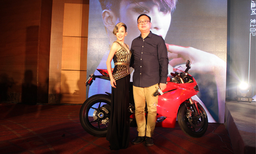 [新聞稿] 温嵐北京記者會 宣布續約太陽娛樂  千顆藍鑽打造專屬麥克風  助攻温嵐再寫音樂傳奇  投入跨年台北台南演出  下一步「準備生第二胎」 温嵐、太陽娛樂、續約、水晶、藍鑽、專屬、麥克風