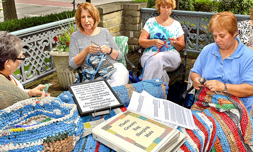 塑膠袋也能變成睡墊！老奶奶們的愛心溫暖流浪者的寒冬 塑膠、睡墊、冬天、遊民、流浪者