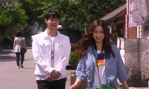 眼神捨不得從你身上移開！男生初次約會就喜歡上你的5個表現 暗戀、喜歡、戀愛、好感、約會、曖昧、肢體接觸、續攤