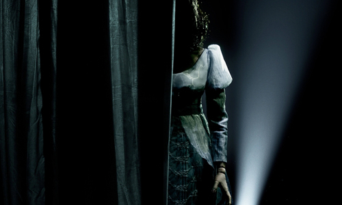 舞台上的人偶晚上會講話…AKB48島崎遙香處女作《劇場靈》陰魂不散 舞台、人偶、AKB48、島崎遙香、處女作