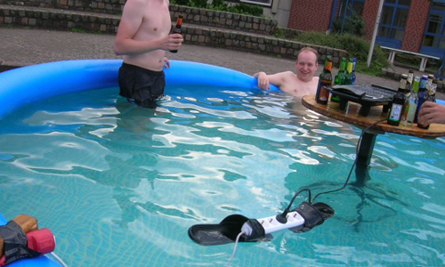 把插座放在水上是活膩了嗎？人類腦洞大開的愚蠢行為全紀錄 蠢、愚蠢、傻、犯傻、腦洞大開