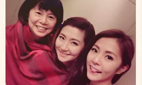 妞快報：S.H.E回來了？！任家三姊妹重現老中青S.H.E 妞快報、S.H.E、老中青、Selina、任家萱、Hebe、田馥甄、Ella、陳嘉樺