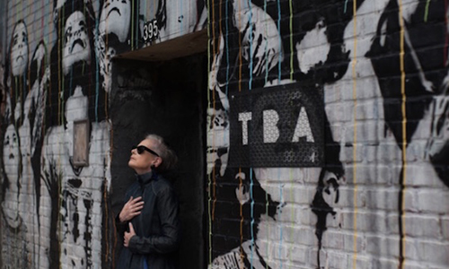 帥氣銀髮加復古紅唇！Lyn Slater證明有一種老去叫時髦依舊 奶奶、部落客、Lyn Slater、時尚   