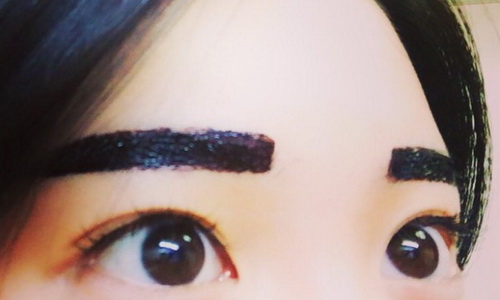 韓妞搶著玩的神奇「撕除式」染眉膠台灣也有囉！更多本週重點美妝消息... 美妝週記、ETUDE HOUSE、韓系、韓妝、韓國