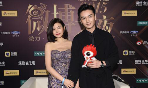 妞快報：粉紅泡泡都溢出來了！陳妍希緊勾陳曉紅毯放閃甜滋滋 陳妍希、陳曉、神鵰俠侶、紅毯、微博之夜