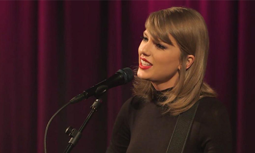 邊和粉絲談笑風生邊自彈自唱　泰勒絲不插電現場演出展現實力 泰勒絲、Taylor Swift、現場、葛萊美博物館、現場、live、自彈自唱